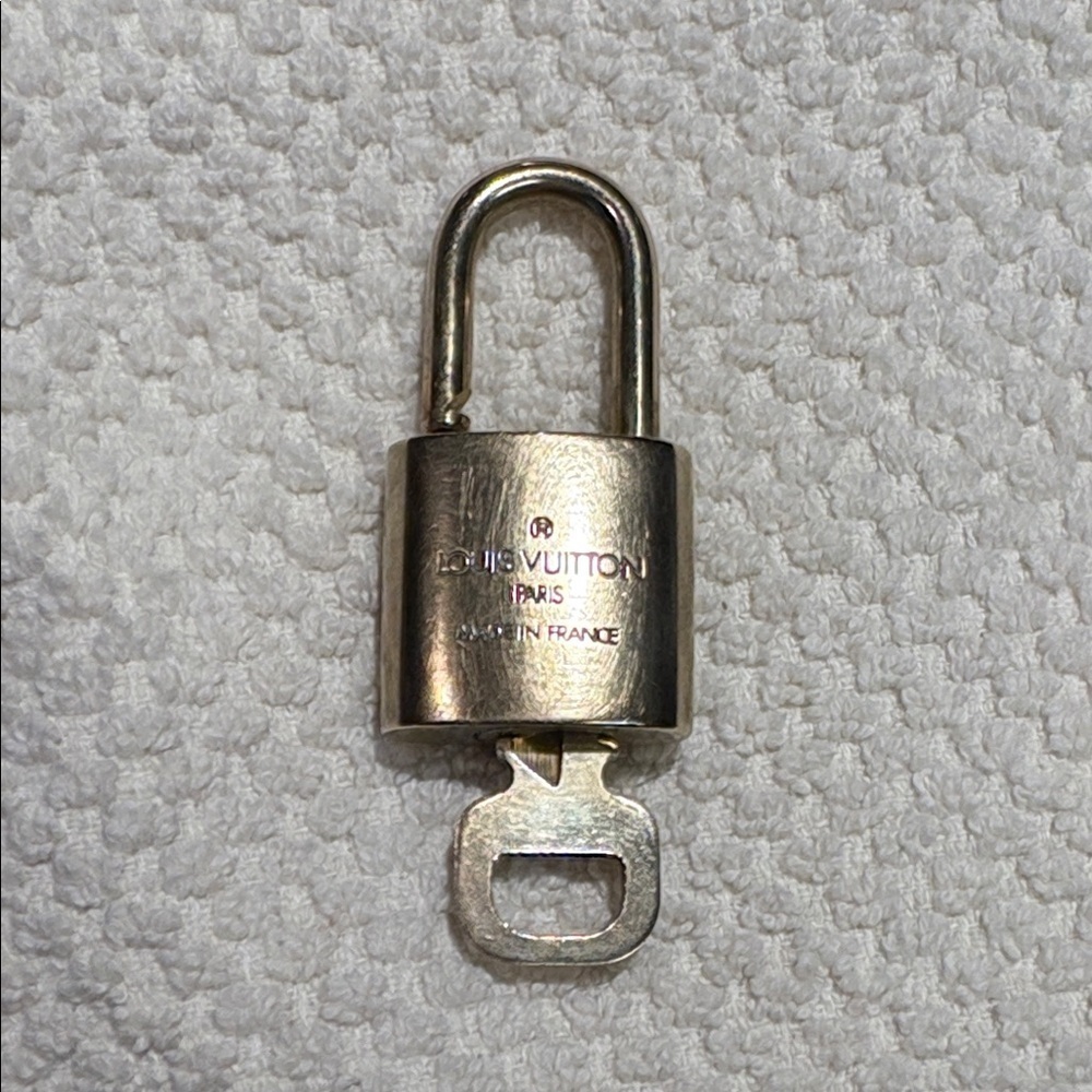 Louis Vuitton Metallic Key Holder number 306 - Picture 3 of 4